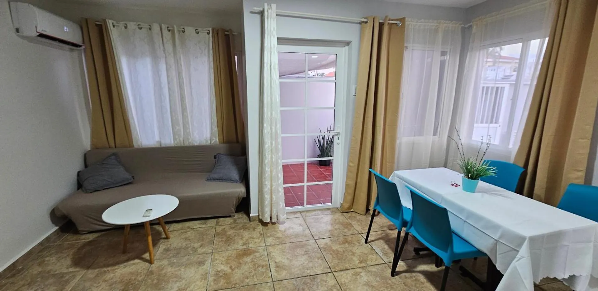 Rooi Santo Residence Palm Beach Apartment