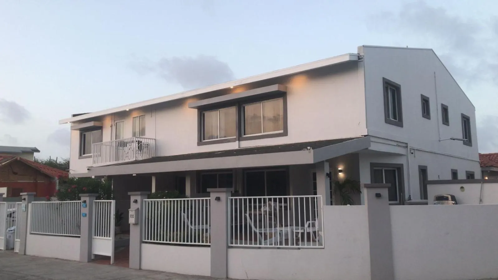 Rooi Santo Residence Palm Beach Apartment