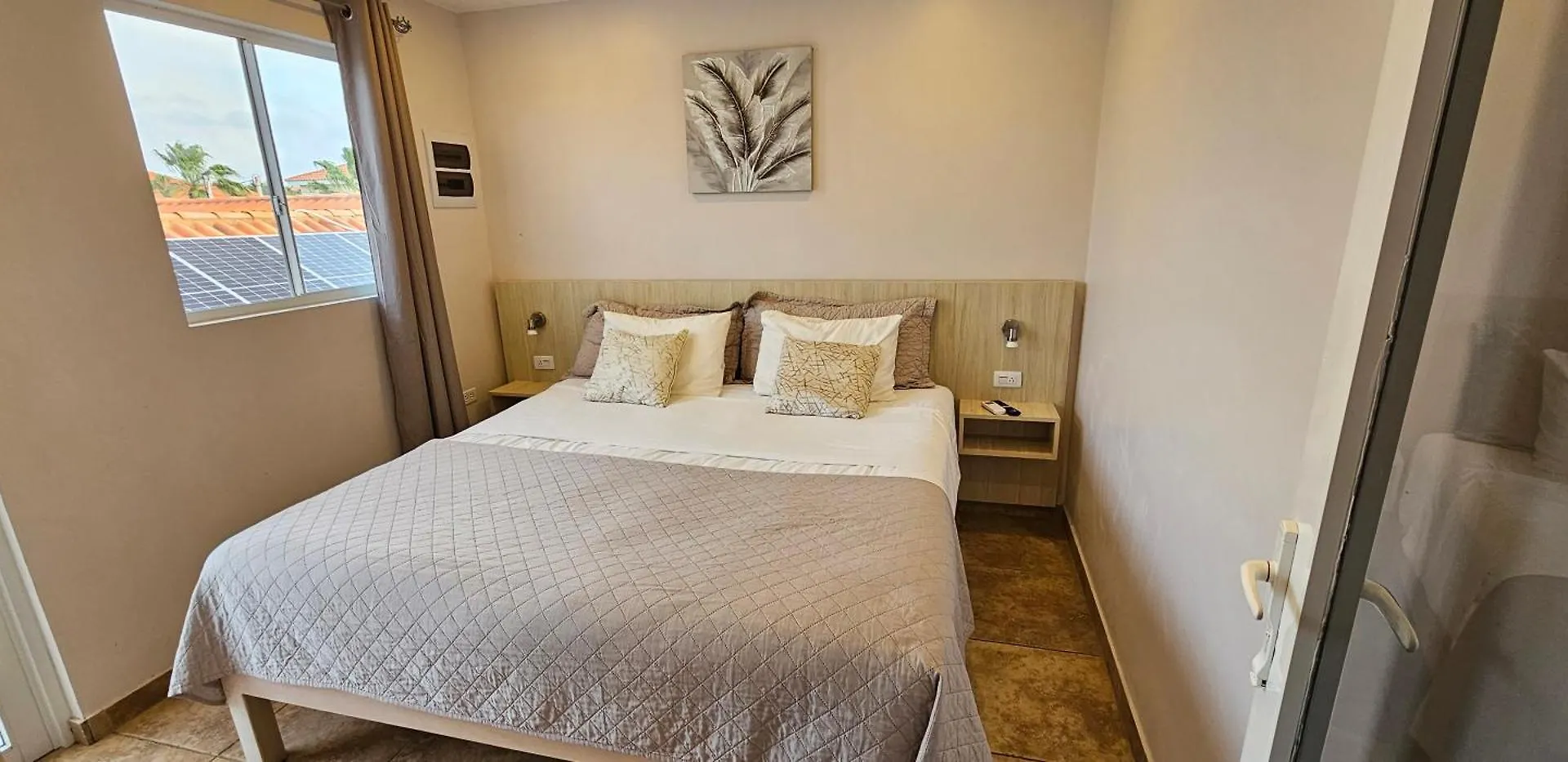 Rooi Santo Residence Palm Beach Apartment