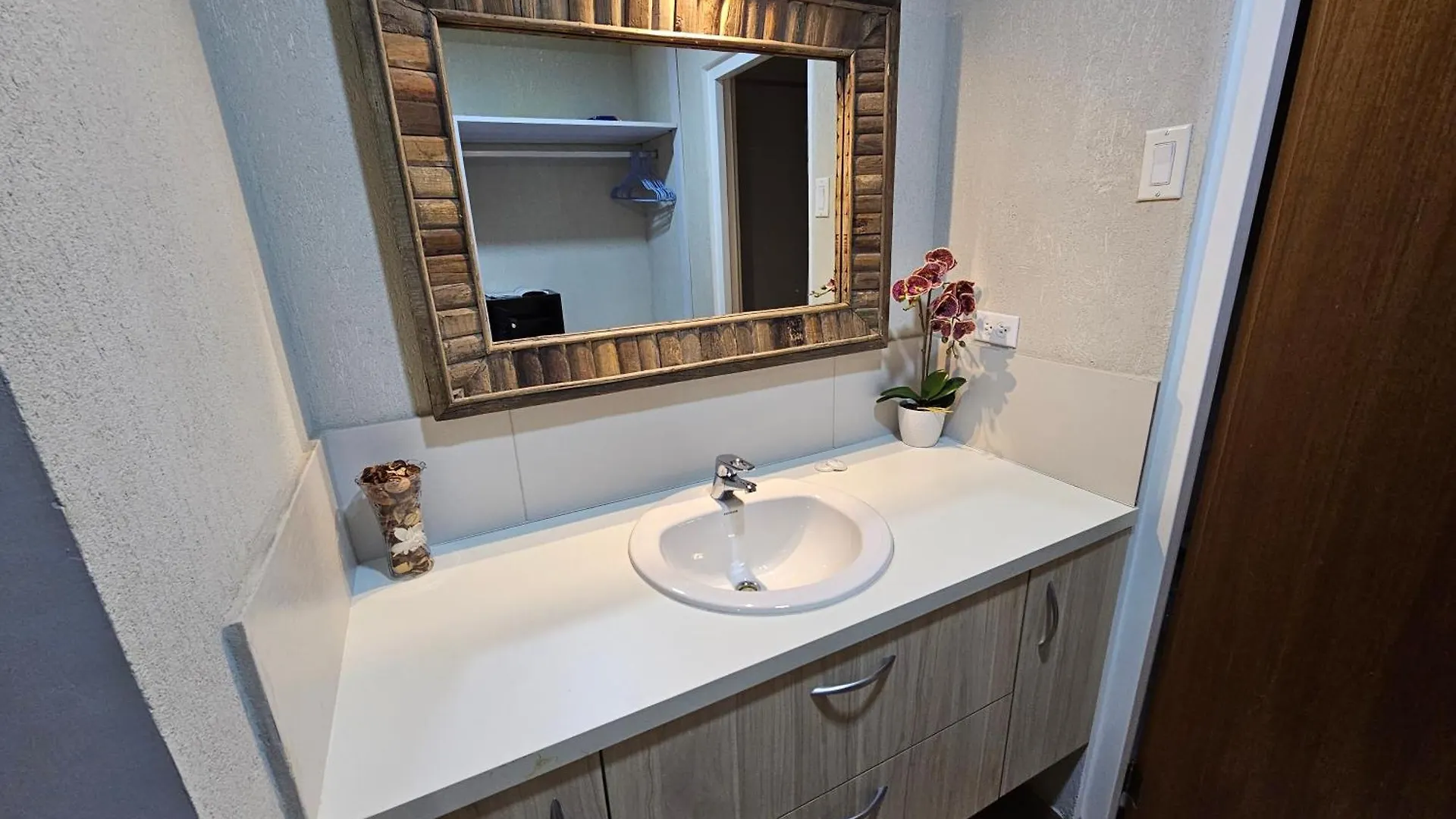 Rooi Santo Residence Palm Beach Apartment