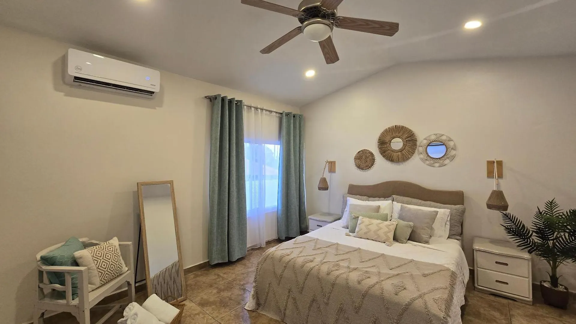 Rooi Santo Residence Palm Beach