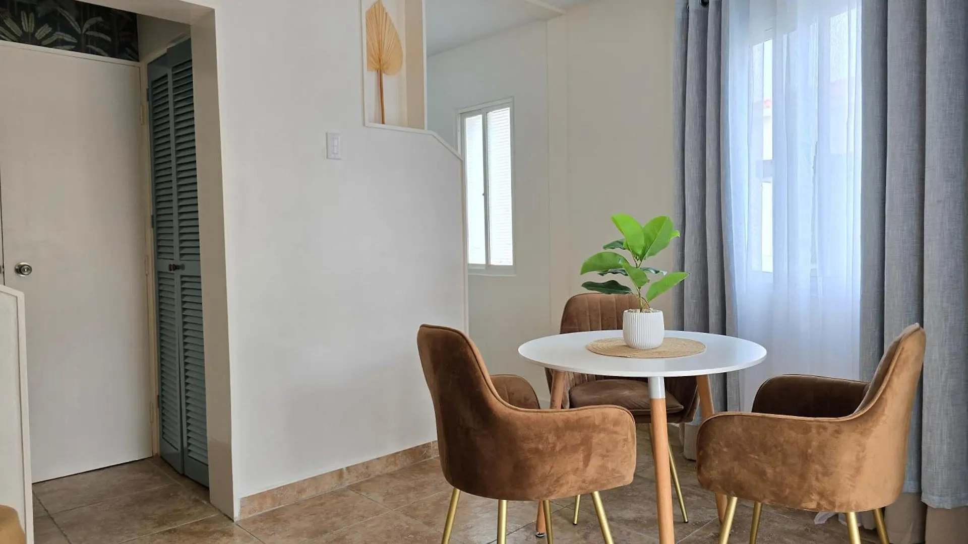 Rooi Santo Residence Palm Beach