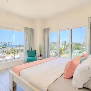 Luxury Ocean Views In Palm Apartment
