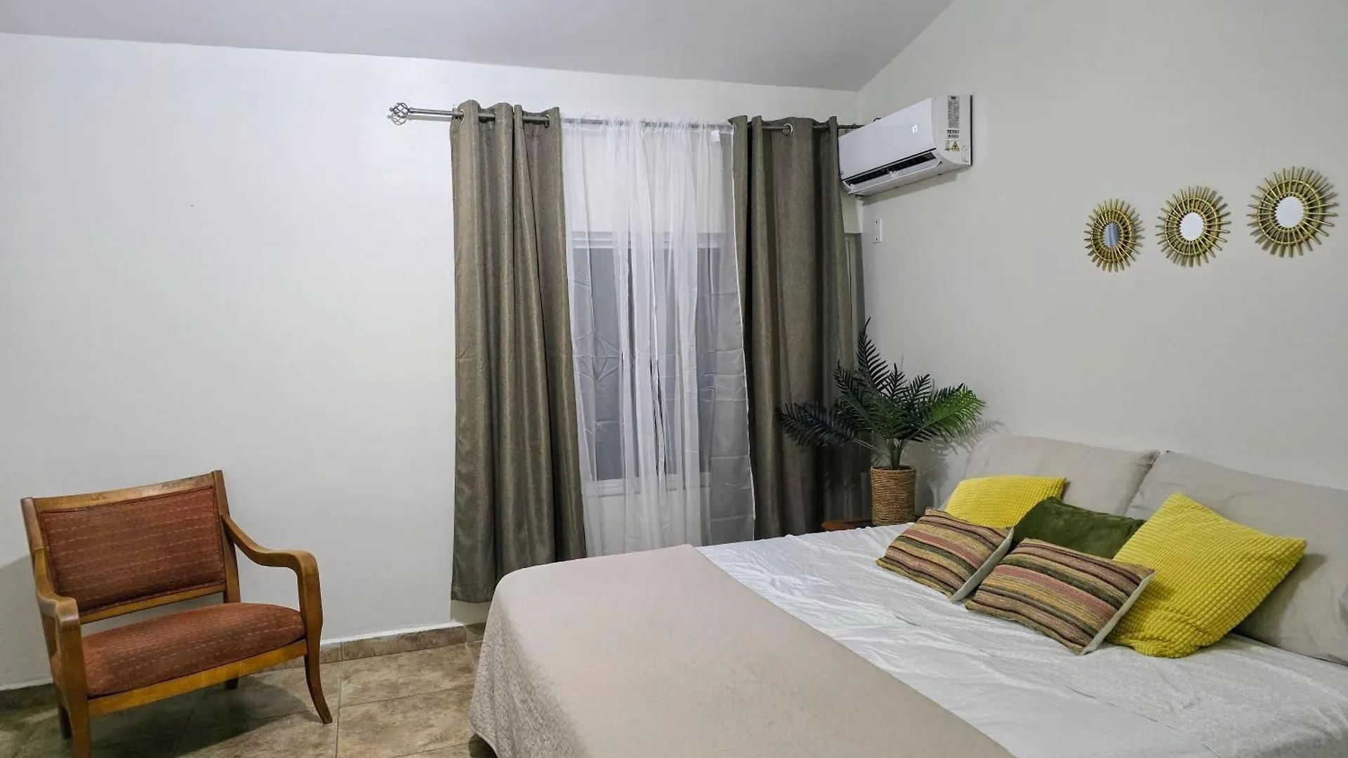 Rooi Santo Residence Palm Beach Apartment