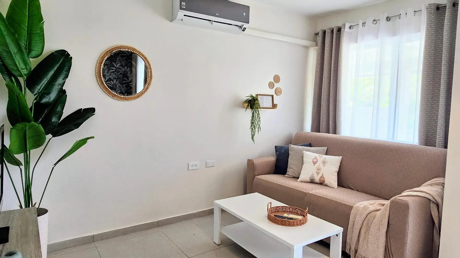 Rooi Santo Residence Palm Beach
