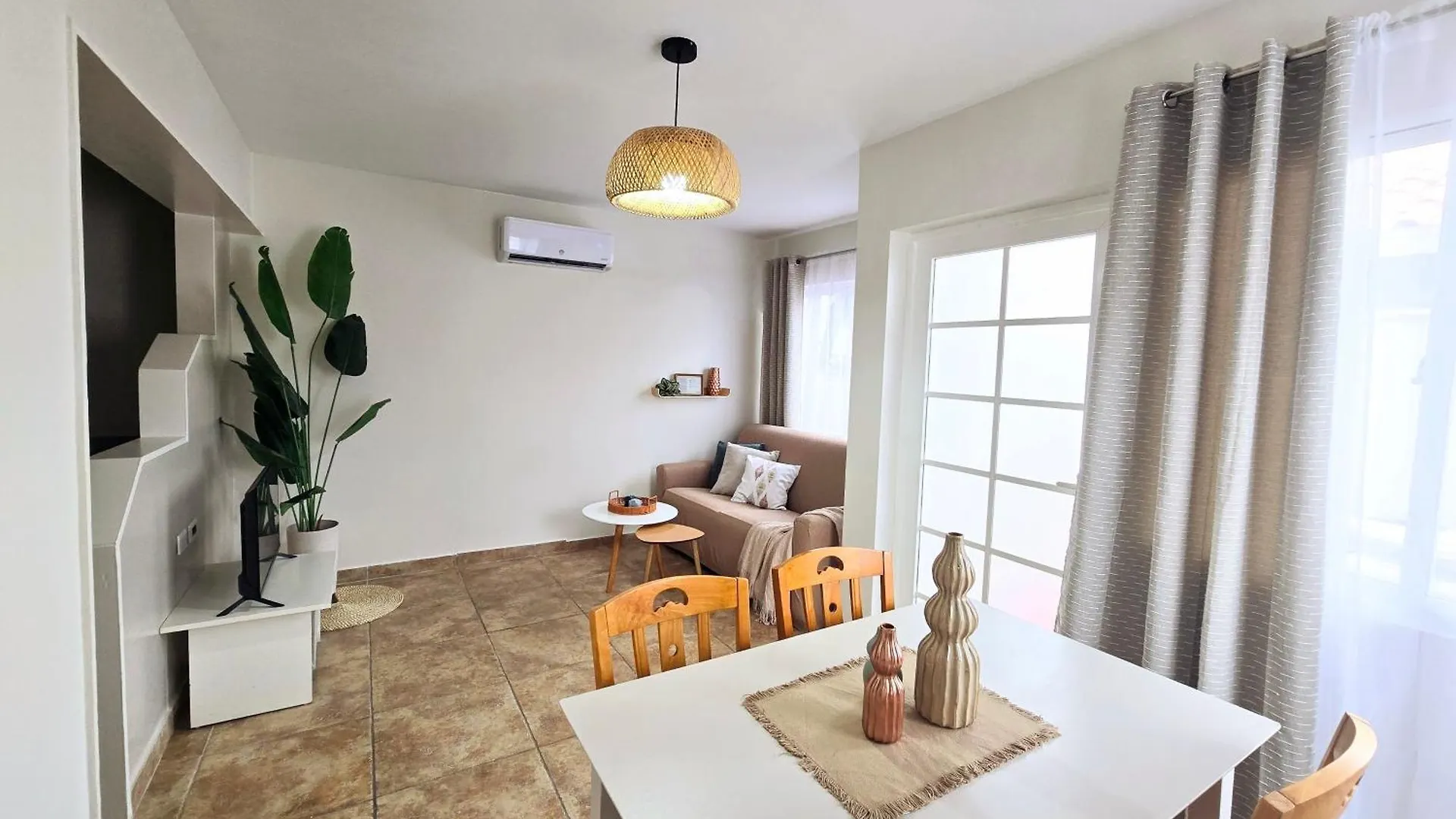 Rooi Santo Residence Palm Beach Apartment