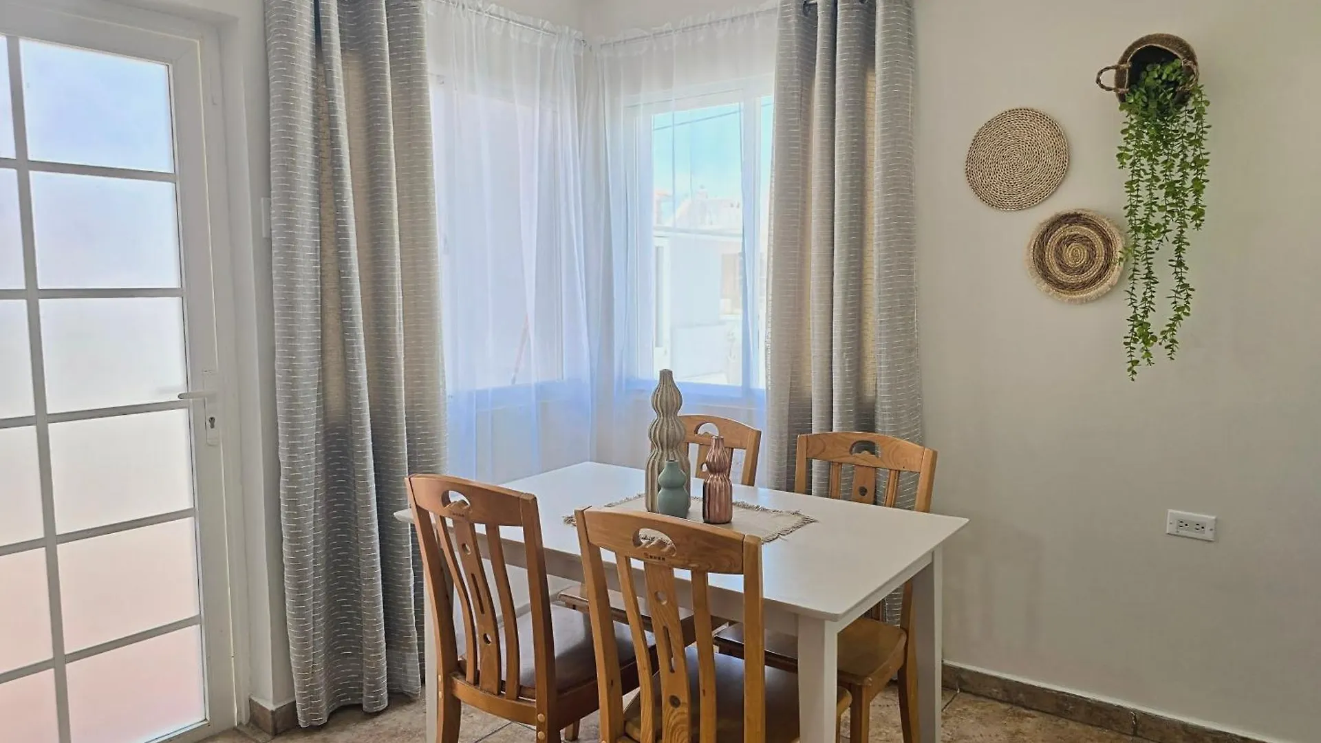 Rooi Santo Residence Palm Beach Apartment