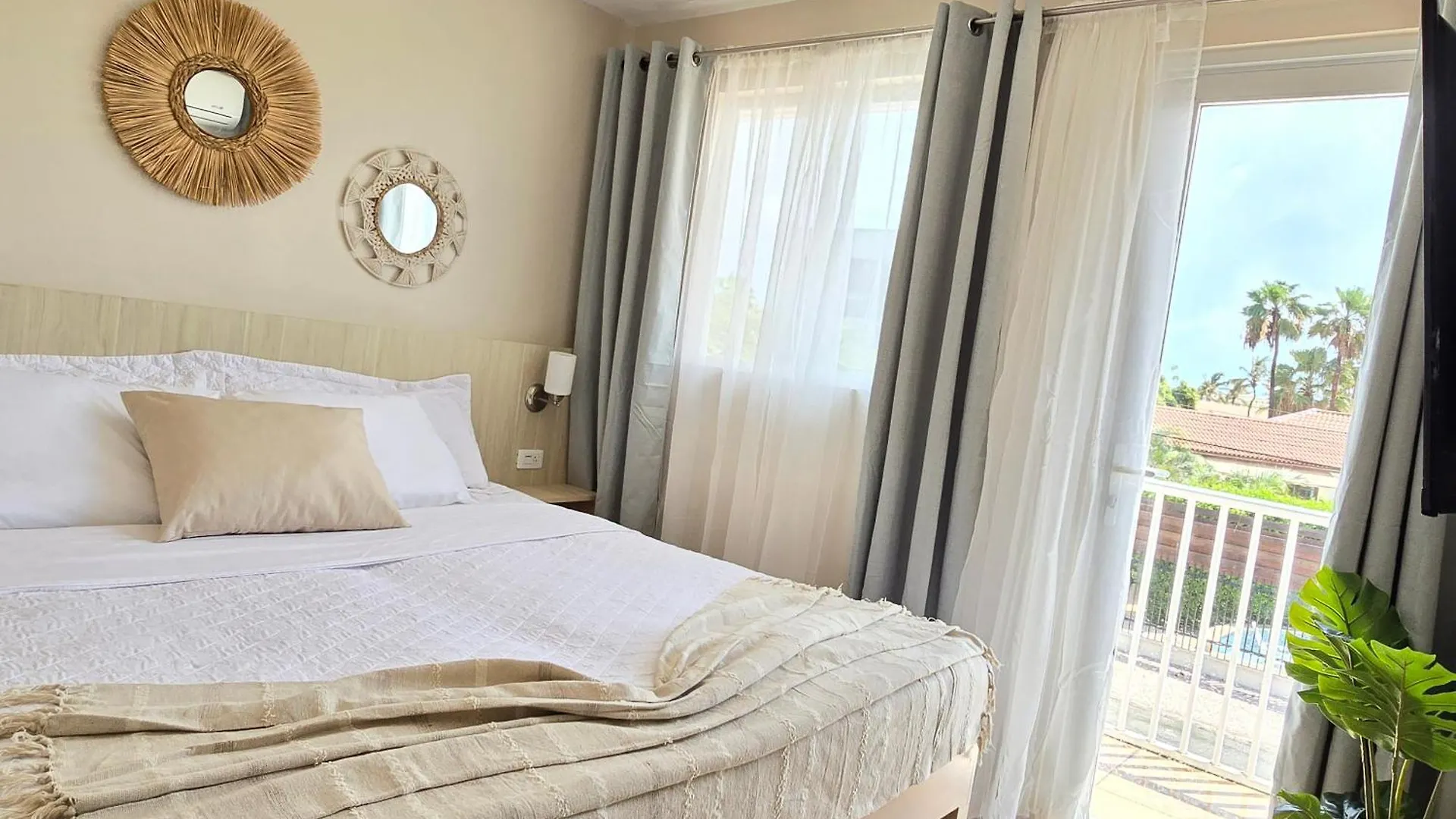 Rooi Santo Residence Palm Beach