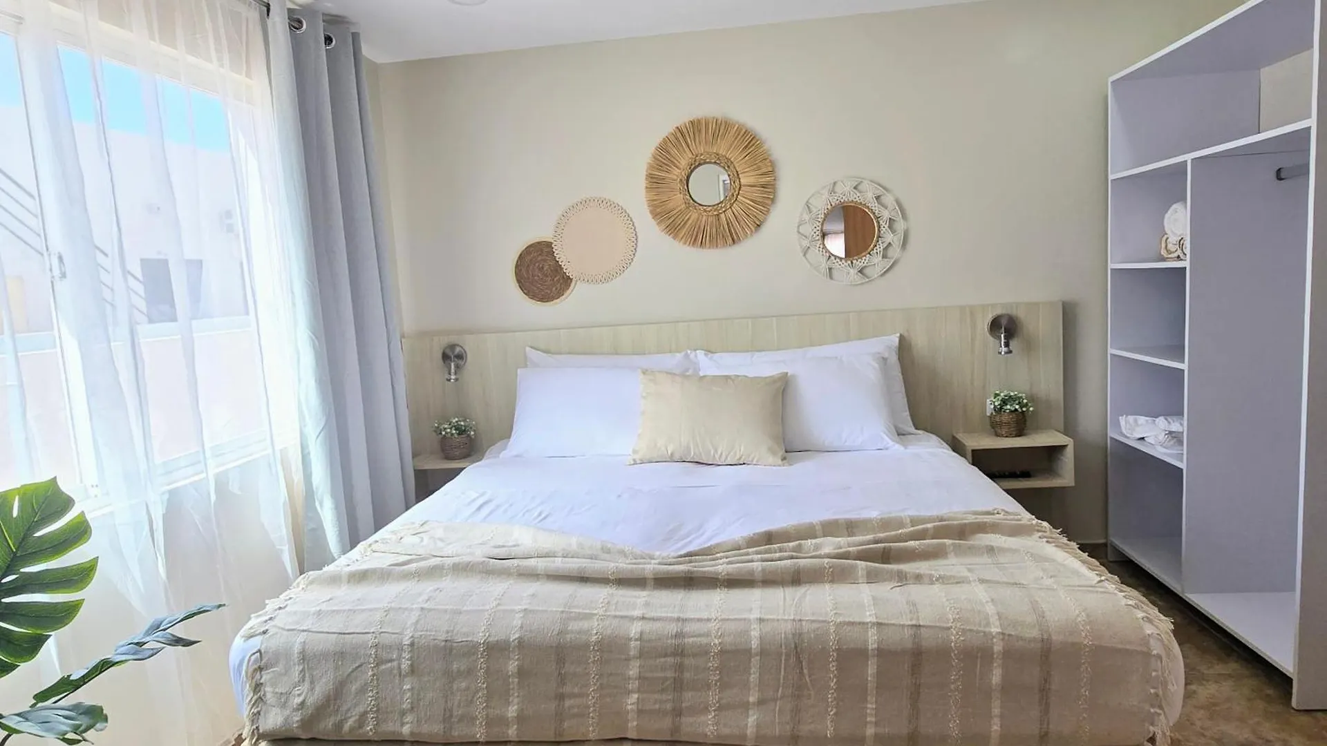 Rooi Santo Residence Palm Beach Apartment