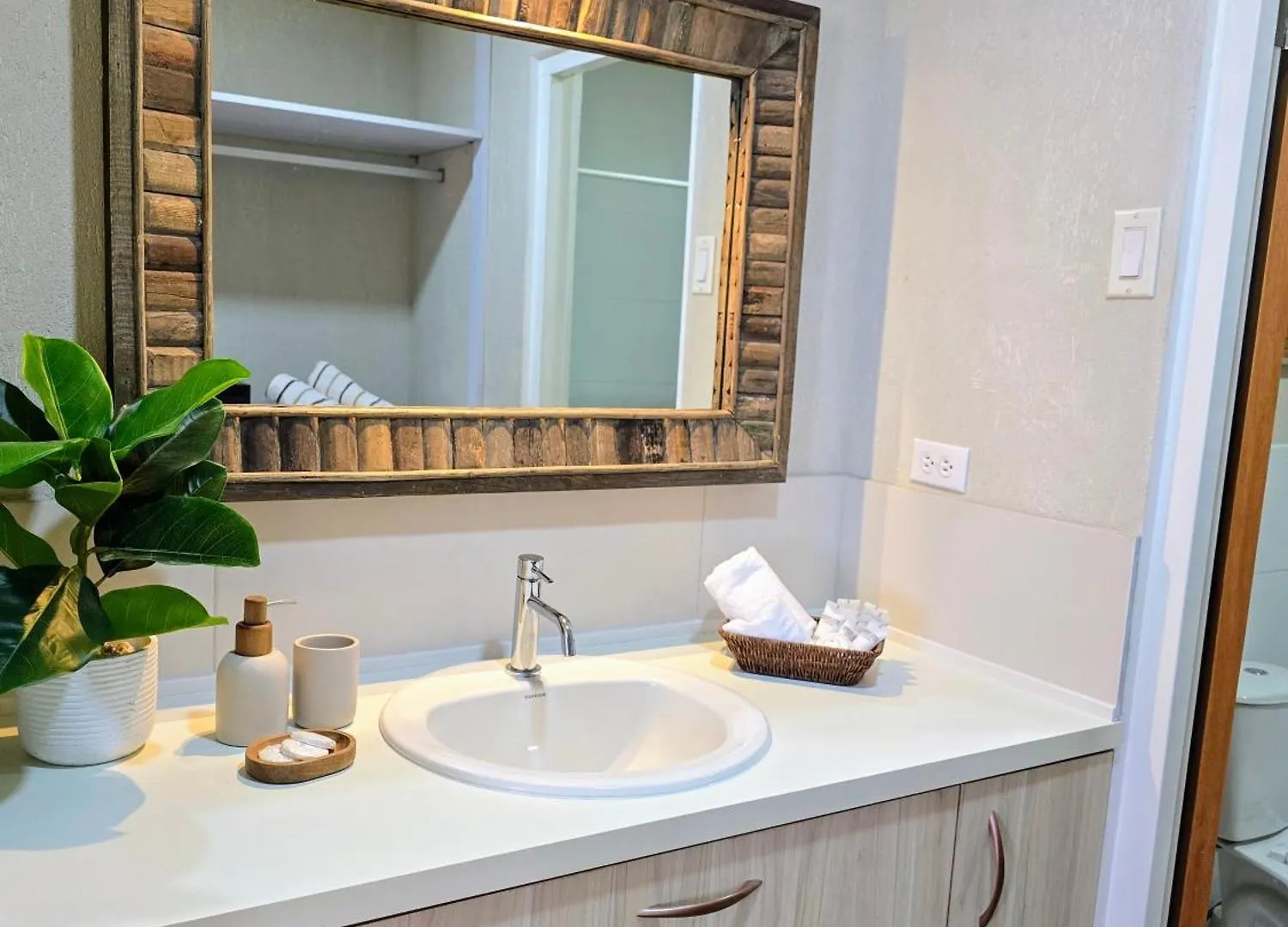Rooi Santo Residence Palm Beach