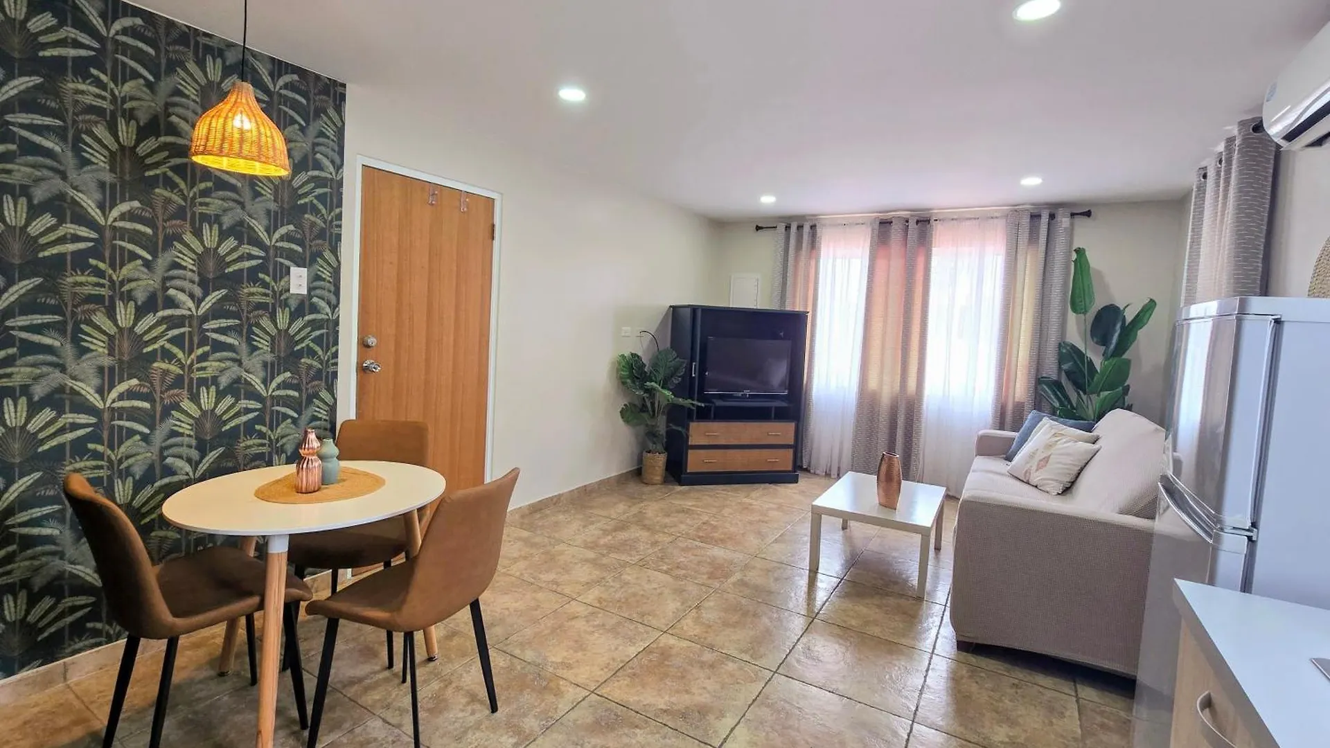Rooi Santo Residence Palm Beach Apartment